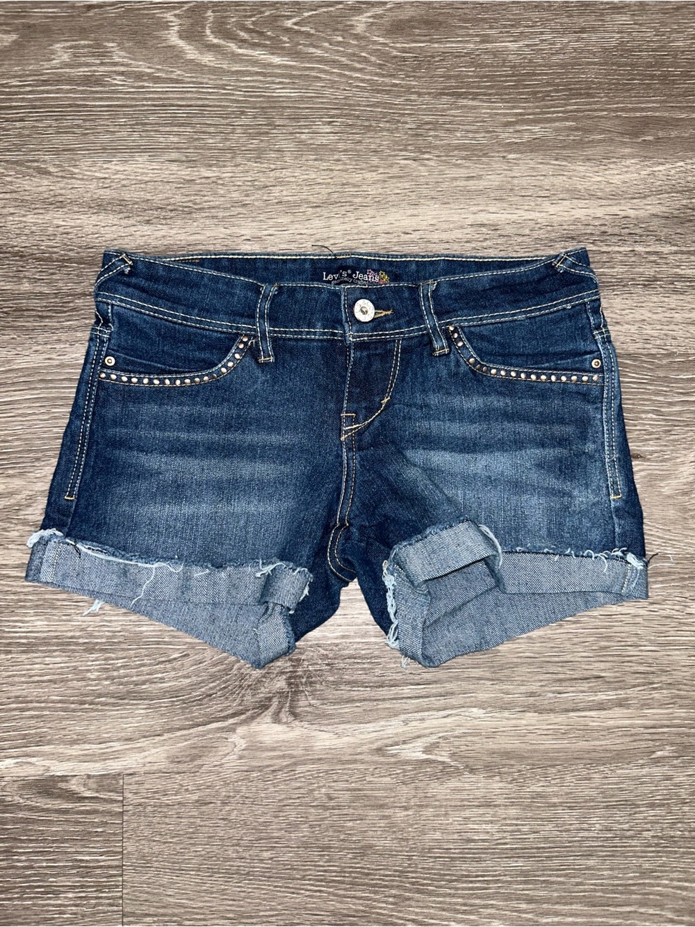 Low rise Levi’s jean shorts